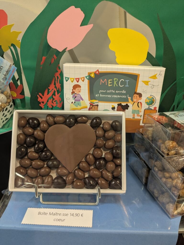 Cœur praliné feuilleté & œufs nougatine